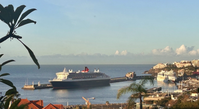 Imagem de Queen Mary 2 e AIDAblu no Porto do Funchal com 6 569 pessoas