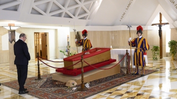 Imagem de Papa Francisco numa simples urna de madeira (vídeo)