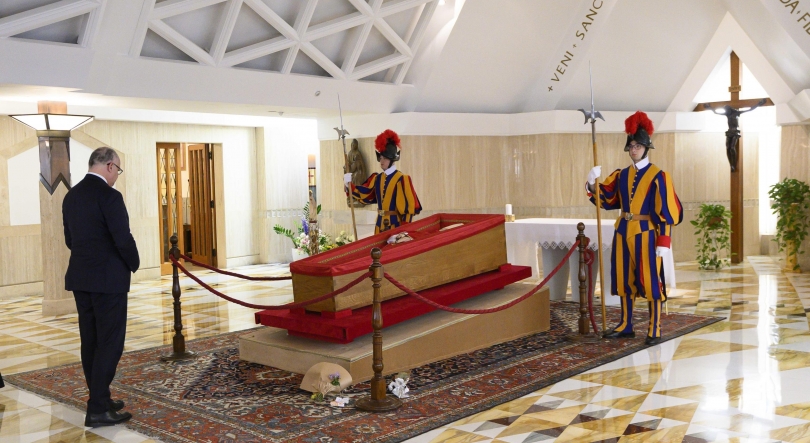 Imagem de Papa Francisco numa simples urna de madeira (vídeo)