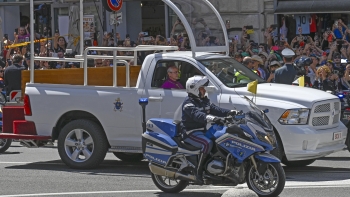 Imagem de Pelo menos 400 mil pessoas participaram hoje no funeral