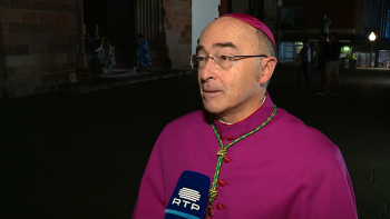 Imagem de Vigília pascal representa a espera dos católicos pela ressurreição de Cristo (vídeo)