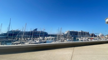 Imagem de Porto do Funchal com três navios e à espera de mais três ainda hoje