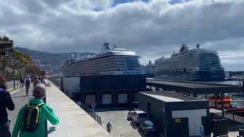 Imagem de Porto do Funchal com 3 navios e mais de 10 mil pessoas