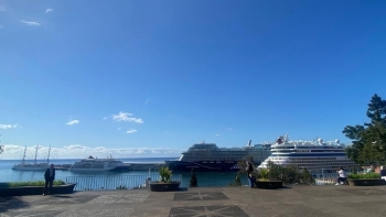 Imagem de Porto do Funchal lotado com 4 navios que trazem mais de 7 300 pessoas