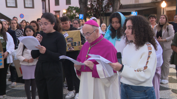 Imagem de Dezenas de jovens juntaram-se para a Via Sacra (vídeo)