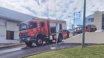 Imagem de Incêndio num edifício anexo ao Hospital Dr. Nélio Mendonça