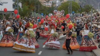 Imagem de Turistas maravilhados com Cortejo da Flor (vídeo)