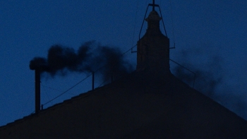 Imagem de Chaminé da Capela Sistina deitou fumo negro após uma longa espera (vídeo)
