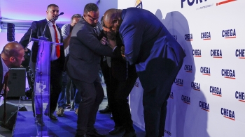 Imagem de Ventura sente-se mal e é retirado do palco em Tavira