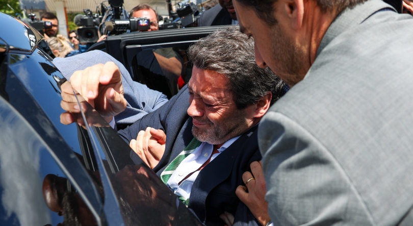 Imagem de André Ventura chega de maca ao hospital em Santiago do Cacém