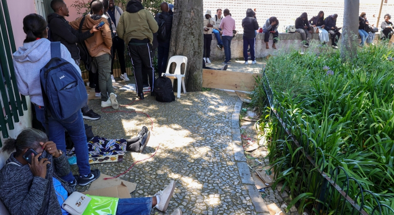 Imagem de Imigrantes em Portugal esperam dias e dormem na rua para validar documentos