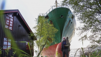 Imagem de Norueguês acorda com vizinho a chamá-lo e porta-contentores encalhado no jardim