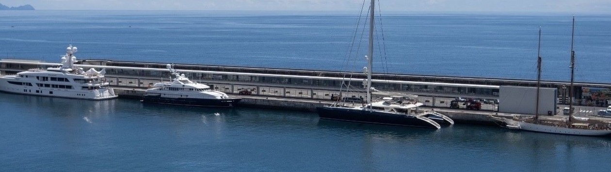 Imagem de Porto do Funchal recebe sete mega-iates