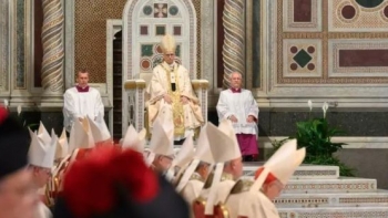 Imagem de Papa toma posse da cátedra como Bispo de Roma