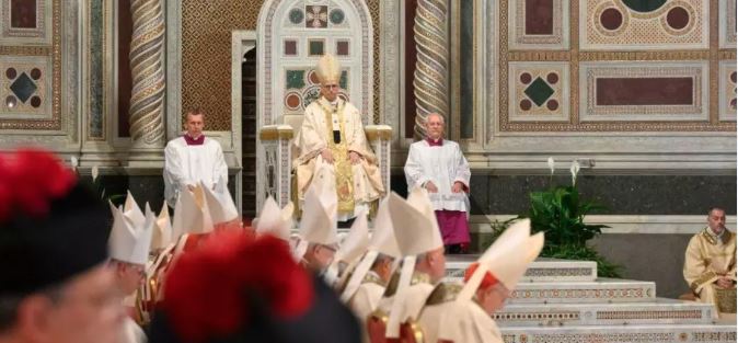 Imagem de Papa toma posse da cátedra como Bispo de Roma