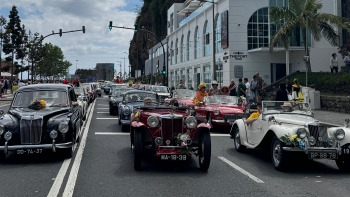 Carros e bicicletas clássicos nas ruas do Funchal (áudio)