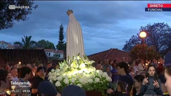 Imagem de Centenas de fiéis em procissão celebram Maria (vídeo)