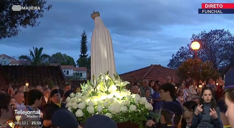 Imagem de Centenas de fiéis em procissão celebram Maria (vídeo)