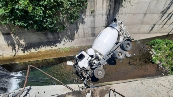 Imagem de Camião cai na ribeira