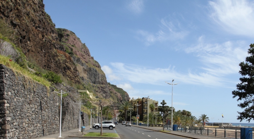 Imagem de Avenida marginal da Calheta encerrada ao trânsito automóvel