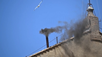Imagem de Fumo negro na segunda votação da manhã