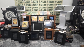 Imagem de GNR detém duas pessoas e 30 máquinas