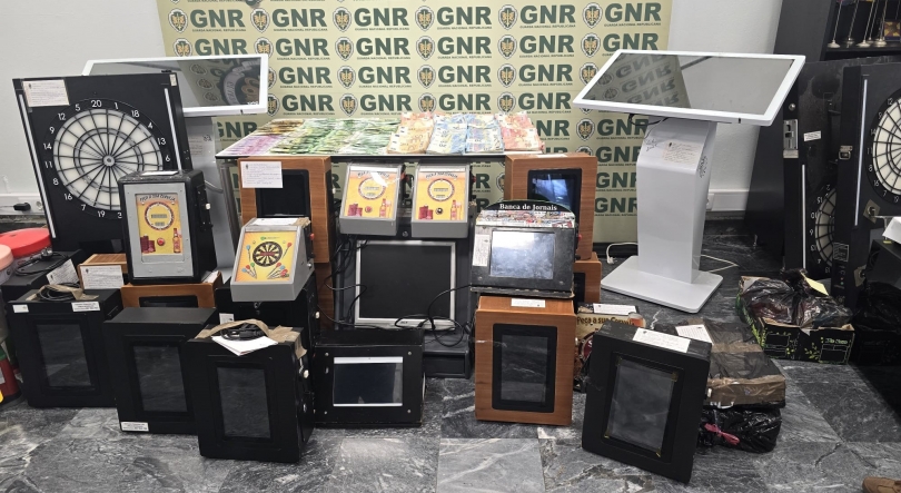 Imagem de GNR detém duas pessoas e 30 máquinas