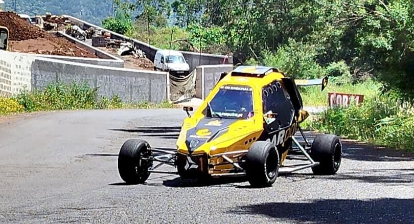 Imagem de Dinarte Nóbrega está na frente da Rampa da Matur