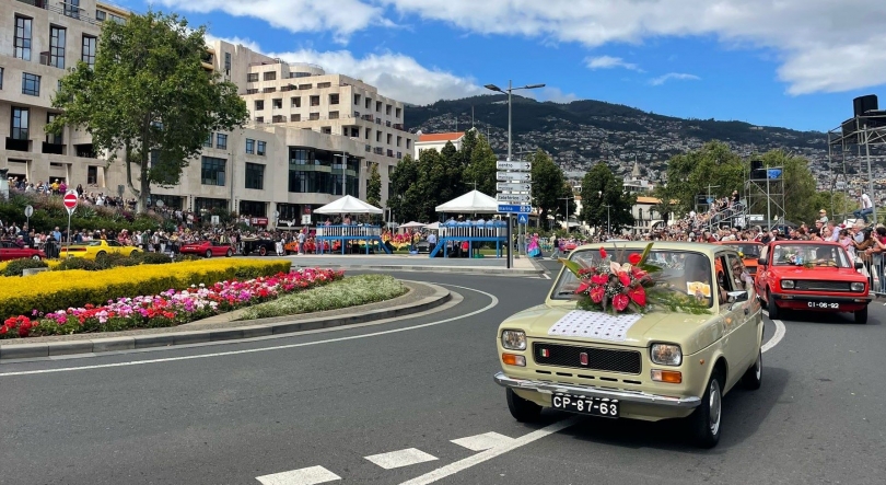 Imagem de Desfile dos Clássicos em Flor pela avenida (vídeo)
