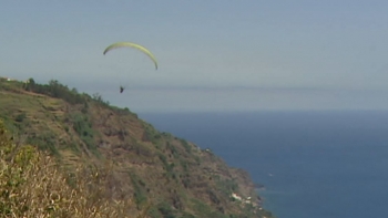 Imagem de Drone do LREC colide com asa de parapente (vídeo)