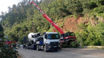 Imagem de Contido o risco ambiental na ribeira em Santo António após queda de camião (áudio)