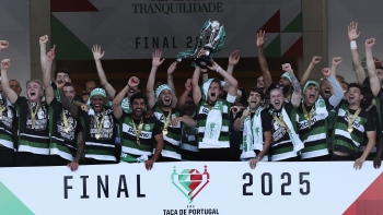 Imagem de Hjulmand ergue troféu que celebra ‘dobradinha’ no Jamor