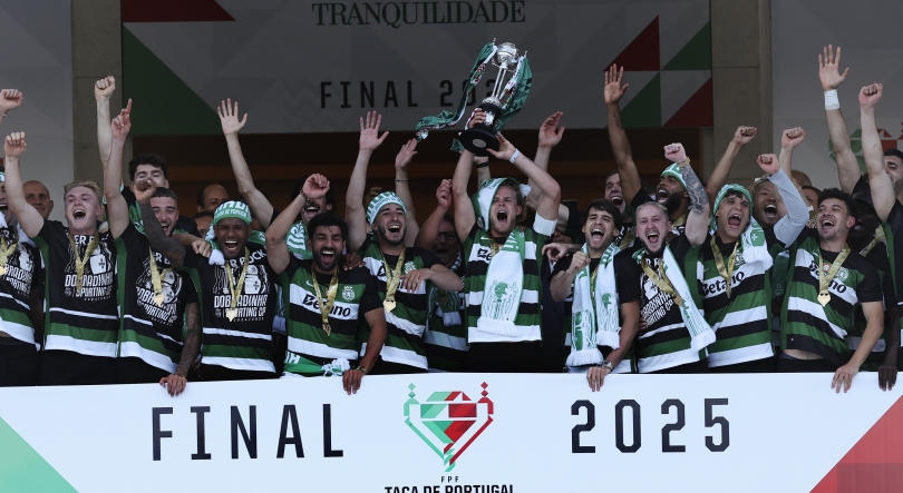 Imagem de Hjulmand ergue troféu que celebra ‘dobradinha’ no Jamor