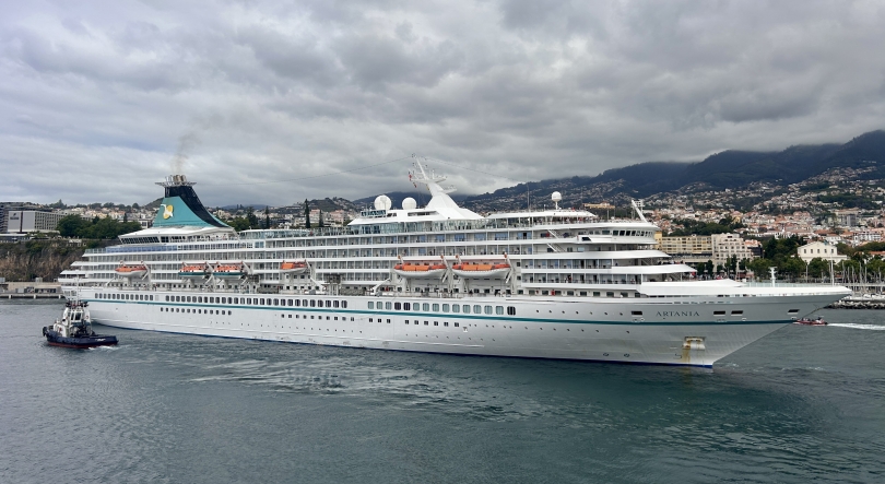 Imagem de Artania chega ao Funchal com mais de 2.000 pessoas a bordo