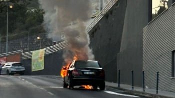 Imagem de Incêndio destrói um carro no Caniço (fotos/vídeos)
