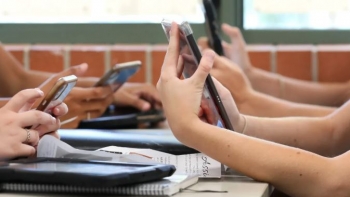 Imagem de Executivo quer proibir telemóveis nas escolas até ao 6.º ano