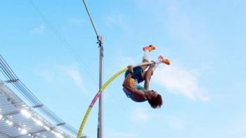 Imagem de Duplantis bate o recorde mundial do salto com vara