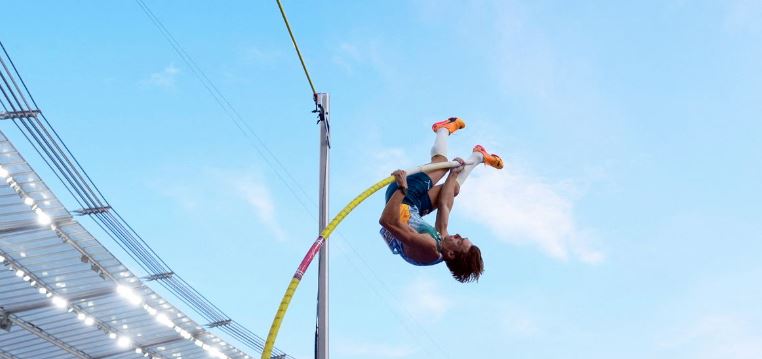 Imagem de Duplantis bate o recorde mundial do salto com vara