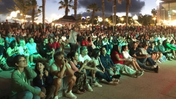 Imagem de Praça do Barqueiro animada e repleta de visitantes (vídeo)