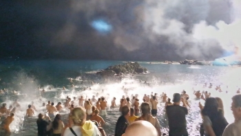 Imagem de Centenas cumpriram tradição do mergulho de São João (vídeo)