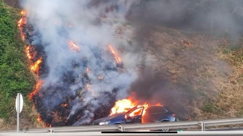 Imagem de Carro a arder na via rápida