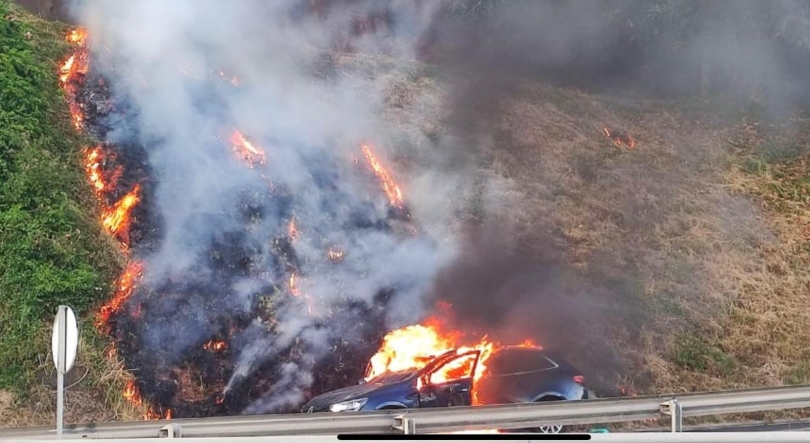 Imagem de Carro a arder na via rápida