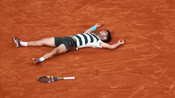 Imagem de Carlos Alcaraz vence pelo segundo ano em Paris