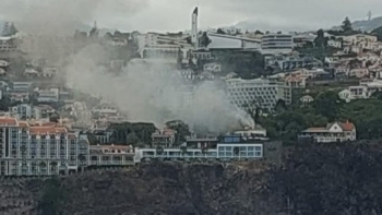 Imagem de Incêndio em hotel mobiliza bombeiros no Funchal