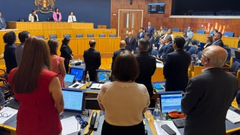 Imagem de Parlamento regional faz minuto de silêncio em homenagem a Martins Júnior