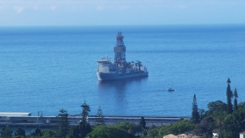 Imagem de Plataforma off-shore fundeia na baía do Funchal (vídeo)