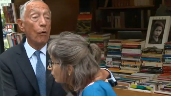 Imagem de Marcelo em momento de tensão na Feira do Livro: “Não me agarre no pescoço” (vídeo)