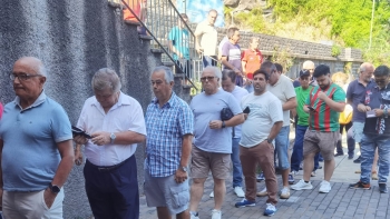 Imagem de Longa fila para entrar na assembleia do Marítimo