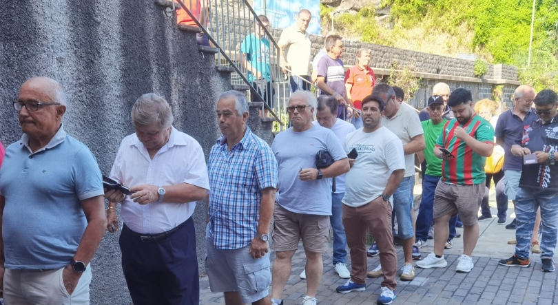 Imagem de Longa fila para entrar na assembleia do Marítimo