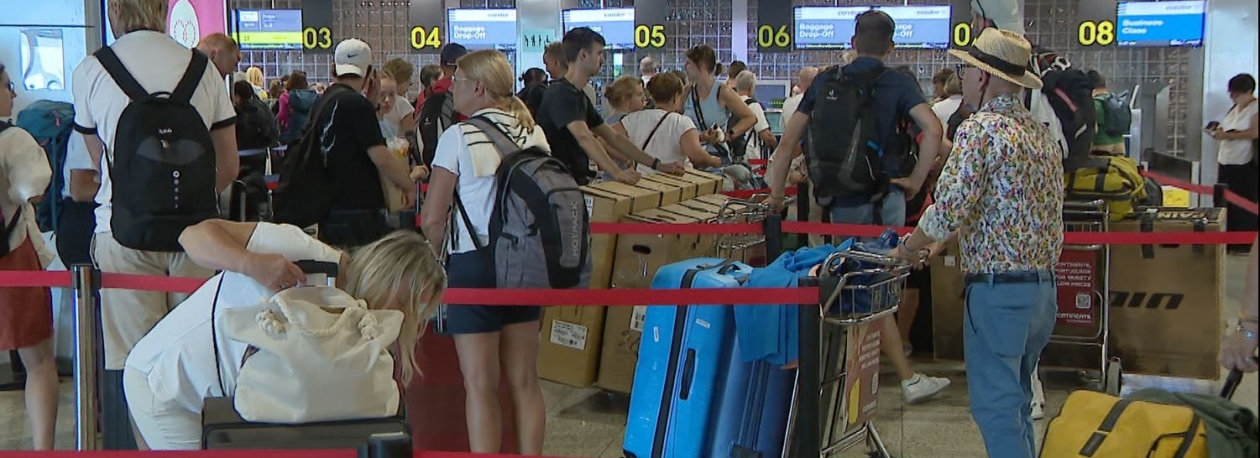 Imagem de Centenas a dormir no chão do Aeroporto da Madeira (vídeo)